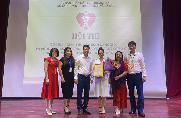 Phó Giám đốc Sở Lao động - Thương binh và Xã hội cùng ban giám khảo cùng lưu niệm với thí sinh đạt giải Nhất hội thi (Ảnh: Phạm Linh) Phó Giám đốc Sở Lao động - Thương binh và Xã hội cùng ban giám khảo cùng lưu niệm với thí sinh đạt giải Nhất hội thi (Ảnh: Phạm Linh)