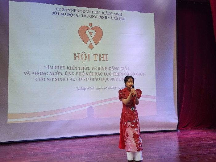 Phần biểu diễn năng khiếu hát của thí sinh đến từ thành phố Móng Cái (Ảnh: Phạm Linh) Phần biểu diễn năng khiếu hát của thí sinh đến từ thành phố Móng Cái (Ảnh: Phạm Linh)