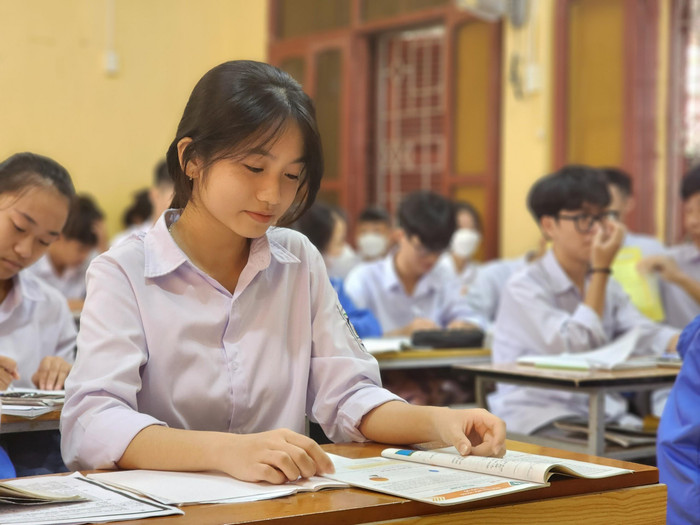 Em Nguyễn Phạm Minh Chuyên – học sinh lớp 10C4, Trường Trung học phổ thông Kiến Thuỵ chia sẻ: "Em có thể rèn luyện song hành các kỹ năng nghe, nói, đọc, viết chứ không chỉ có học thuộc tác phẩm, cảm nhận và viết" (Ảnh: Phạm Linh) Em Nguyễn Phạm Minh Chuyên – học sinh lớp 10C4, Trường Trung học phổ thông Kiến Thuỵ chia sẻ: "Em có thể rèn luyện song hành các kỹ năng nghe, nói, đọc, viết chứ không chỉ có học thuộc tác phẩm, cảm nhận và viết" (Ảnh: Phạm Linh)