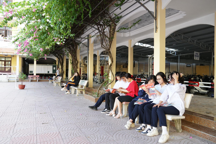 Việc thay đổi khiến nhiều học sinh bỡ ngỡ, lúng túng khi trước đó vẫn học theo chương trình cũ ở cấp trung học cơ sở (Ảnh: Phạm Linh) Việc thay đổi khiến nhiều học sinh bỡ ngỡ, lúng túng khi trước đó vẫn học theo chương trình cũ ở cấp trung học cơ sở (Ảnh: Phạm Linh)