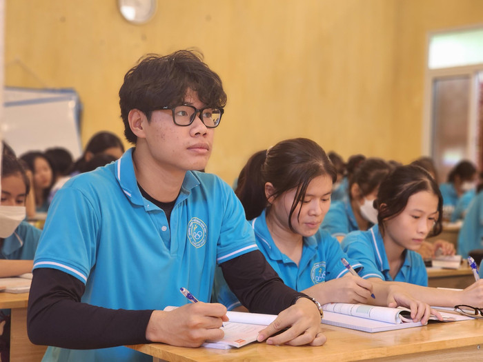 Mặc dù còn gặp khó khăn khi tiếp cận môn Ngữ văn mới nhưng đây cũng là cơ hội để học sinh có năng khiếu thể hiện bản thân mình (Ảnh: Phạm Linh) Mặc dù còn gặp khó khăn khi tiếp cận môn Ngữ văn mới nhưng đây cũng là cơ hội để học sinh có năng khiếu thể hiện bản thân mình (Ảnh: Phạm Linh)