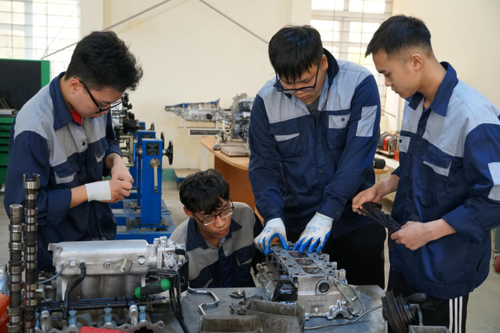 Trường Cao đẳng Việt - Hàn Quảng Ninh gặp khó khi tuyển dụng giáo viên thuộc diện thu hút, đào tạo nguồn nhân lực chất lượng cao theo Nghị quyết số 35; mức học phí thấp; cơ sở vật chất và trang thiết bị còn hạn chế (Ảnh: Phạm Linh) Trường Cao đẳng Việt - Hàn Quảng Ninh gặp khó khi tuyển dụng giáo viên thuộc diện thu hút, đào tạo nguồn nhân lực chất lượng cao theo Nghị quyết số 35; mức học phí thấp; cơ sở vật chất và trang thiết bị còn hạn chế (Ảnh: Phạm Linh)