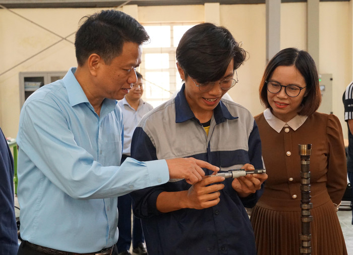 Ông Vũ Quang Trực - Phó Giám đốc Sở Lao động – Thương binh và Xã hội cho biết: "Chuyện những cử nhân, kỹ sư thất nghiệp rồi quay lại học trung cấp nghề ngày càng phổ biến" (Ảnh: Phạm Linh)