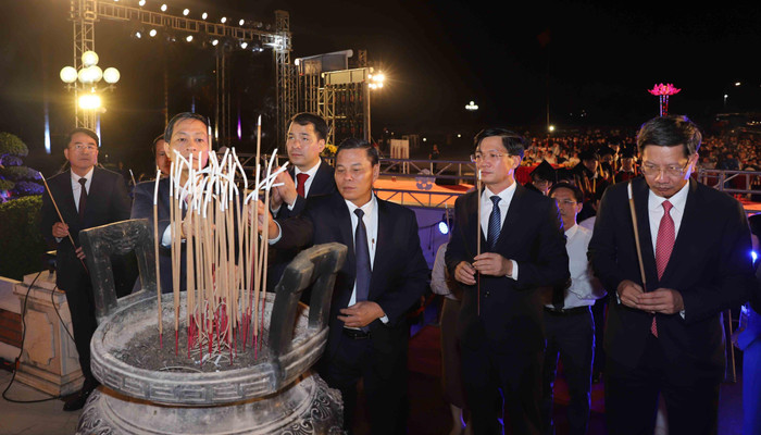 Lãnh đạo thành phố Hải Phòng dâng hương tại tượng đài Danh nhân Văn hoá Trạng Trình Nguyễn Bỉnh Khiêm (Ảnh: Phạm Linh)