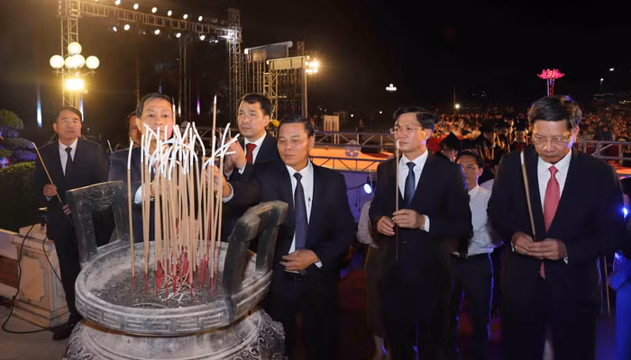 Lãnh đạo thành phố Hải Phòng dâng hương tại tượng đài Danh nhân Văn hoá Trạng Trình Nguyễn Bỉnh Khiêm (Ảnh: Phạm Linh)