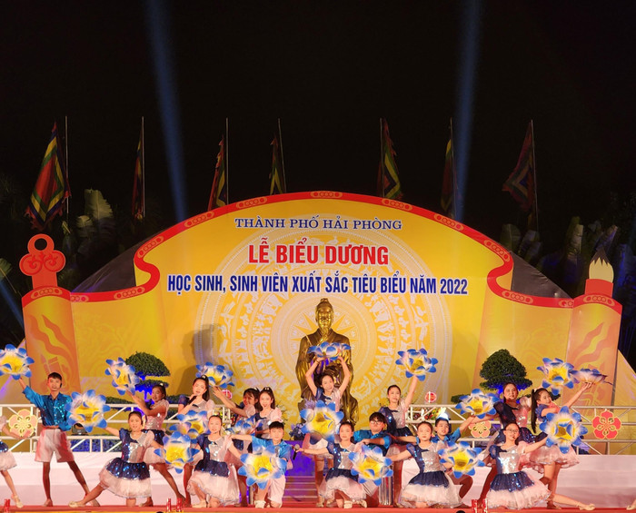 Năm 2022, thành phố biểu dương 167 học sinh, sinh viên xuất sắc (Ảnh: Phạm Linh)