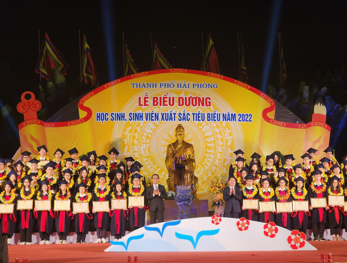 Ông Lê Khắc Nam - Phó Chủ tịch Uỷ ban nhân dân thành phố cùng ông Bùi Văn Kiệm - Giám đốc Sở Giáo dục và Đào tạo Hải Phòng trao thưởng cho sinh viên tốt nghiệp thủ khoa (Ảnh: Phạm Linh)