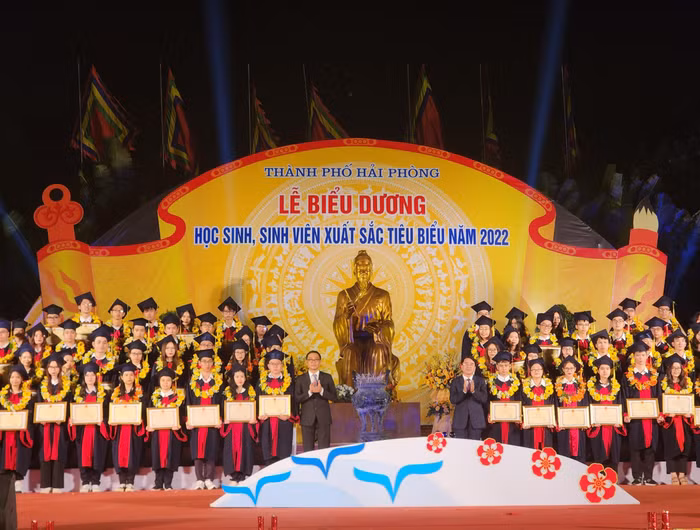 Ông Lê Khắc Nam - Phó Chủ tịch Uỷ ban nhân dân thành phố cùng ông Bùi Văn Kiệm - Giám đốc Sở Giáo dục và Đào tạo Hải Phòng trao thưởng cho sinh viên tốt nghiệp thủ khoa (Ảnh: Phạm Linh)