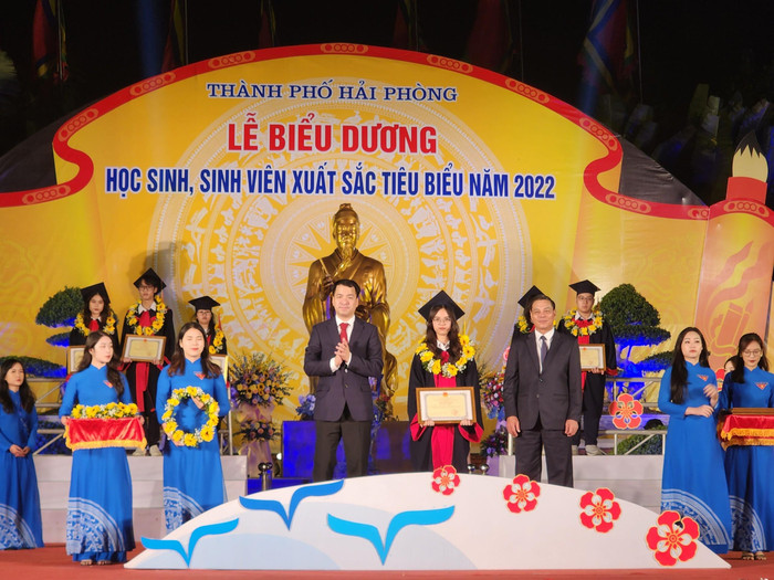 Ông Nguyễn Văn Tùng - Chủ tịch Uỷ ban nhân dân thành phố Hải Phòng cùng anh Ngô Văn Cương - Bí thư Trung ương Đoàn trao thưởng cho học sinh, sinh viên xuất sắc (Ảnh: Phạm Linh)