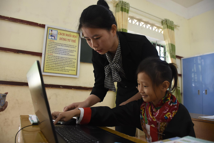 Dù đã có một công việc ổn định tại Hà Nội, cô giáo Thuỷ vẫn quyết định về cống hiến cho quê hương, mang cơ hội tiếp cận với công nghệ thông tin cho trẻ em vùng cao Dù đã có một công việc ổn định tại Hà Nội, cô giáo Thuỷ vẫn quyết định về cống hiến cho quê hương, mang cơ hội tiếp cận với công nghệ thông tin cho trẻ em vùng cao