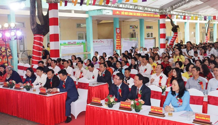 Lãnh đạo Uỷ ban nhân dân thành phố, Sở Giáo dục và Đào tạo, quận Lê Chân tới chung vui cùng nhà trường (Ảnh: CTV)