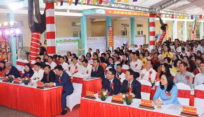 Lãnh đạo Uỷ ban nhân dân thành phố, Sở Giáo dục và Đào tạo, quận Lê Chân tới chung vui cùng nhà trường (Ảnh: CTV)