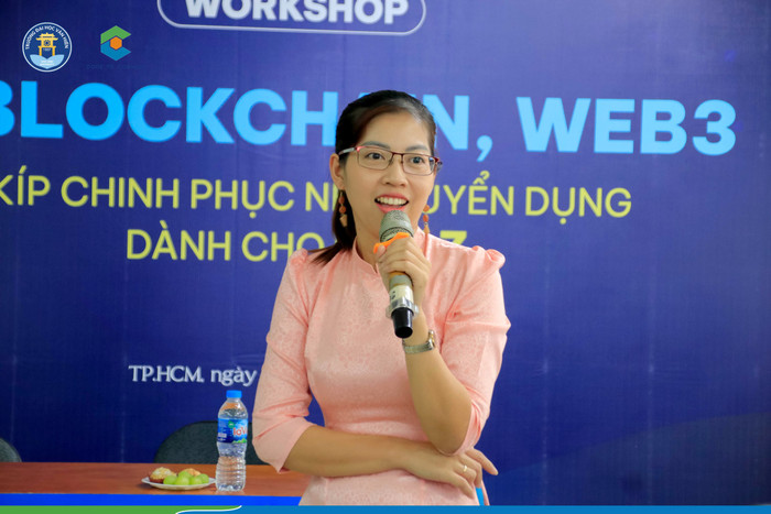 Thạc sĩ Nguyễn Thị Diệu Anh - Phó Trưởng khoa Khoa Công nghệ thông tin, Trường Đại học Văn Hiến phát biểu trước các bạn sinh viên của Khoa. Ảnh: NTCC. 489297122_9623701217713262_3293674109708056982_n.jpg