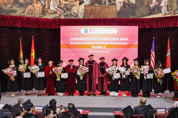 Lễ trao bằng tốt nghiệp Chương trình liên kết quốc tế của UEB - Troy của Viện Đào tạo Quốc tế. Ảnh: NTCC. unnamed (1).jpg