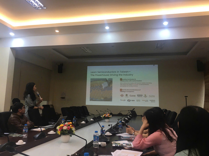 Bà Lee Lan Yu, Phó Hiệu trưởng phụ trách quốc tế của Đại học Minh Truyền trình bày về những lợi thế của sinh viên khi tham gia học ngành bán dẫn tại Đài Loan, Trung Quốc. Ảnh: NTCC. z6418841202061_05fbab9973d58056da46d7d35a904b90.jpg