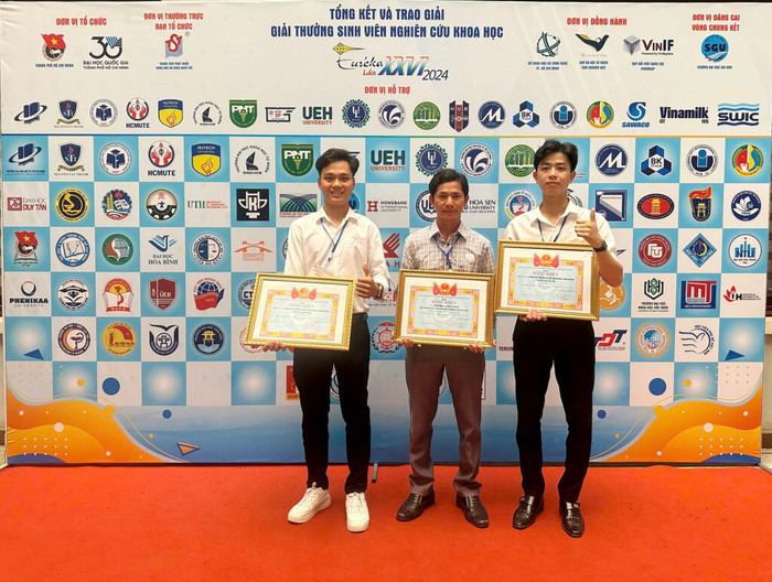 Đề tài của sinh viên Khoa Kỹ thuật - Công nghệ, Trường Đại học Cửu Long đoạt giải Ba tại Giải thưởng Sinh viên Nghiên cứu Khoa học Euréka 2024. Ảnh: NVCC. 2-Nhom-sinh-vien-Truong-Dai-hoc-Cuu-Long-chup-anh-luu-niem-cung-giang-vien-huong-dan-1024x773.jpg