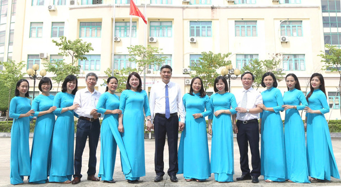 Phó giáo sư, Tiến sĩ Nguyễn Văn Đăng – Hiệu trưởng Trường Đại học Khoa học, Đại học Thái Nguyên (đứng giữa) cùng đội ngũ giảng viên của Khoa Ngôn ngữ và Văn hóa. Ảnh: NTCC. z6425418776918_31ee37d4f15d4e76cbadff5a171f5351.jpg