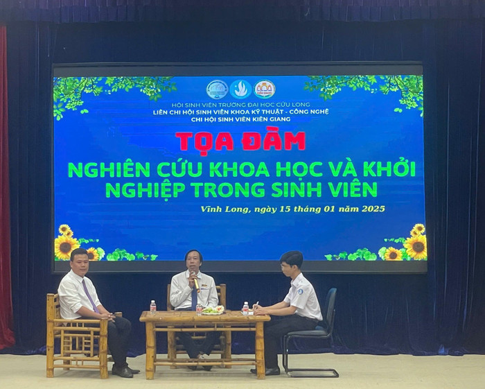 Thạc sĩ Cao Văn Thi (ngồi giữa) trong một buổi tọa đàm về nghiên cứu khoa học và khởi nghiệp trong sinh viên. Ảnh: NVCC. 480150619_122185893530248164_434095906257842379_n.jpg