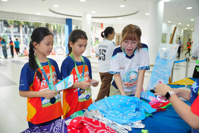 Đồng hành cùng đường chạy Happy Run 2025 và Happy Energy 2025, sự kiện khởi động cho trại hè đã mang đến một chuỗi hoạt động đầy thú vị cho các em học sinh, mở ra một cánh cửa khám phá kỳ thú đến Trại hè đột phá 2025. Ảnh: NTCC. kick off hs25 2.JPG