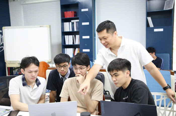 Tiến sĩ Trần Quốc Long - Viện trưởng Viện Trí tuệ Nhân tạo hướng dẫn sinh viên của Viện. Ảnh: NTCC. z6370211995136_52de4e33e09440997112bba12710c482.jpg