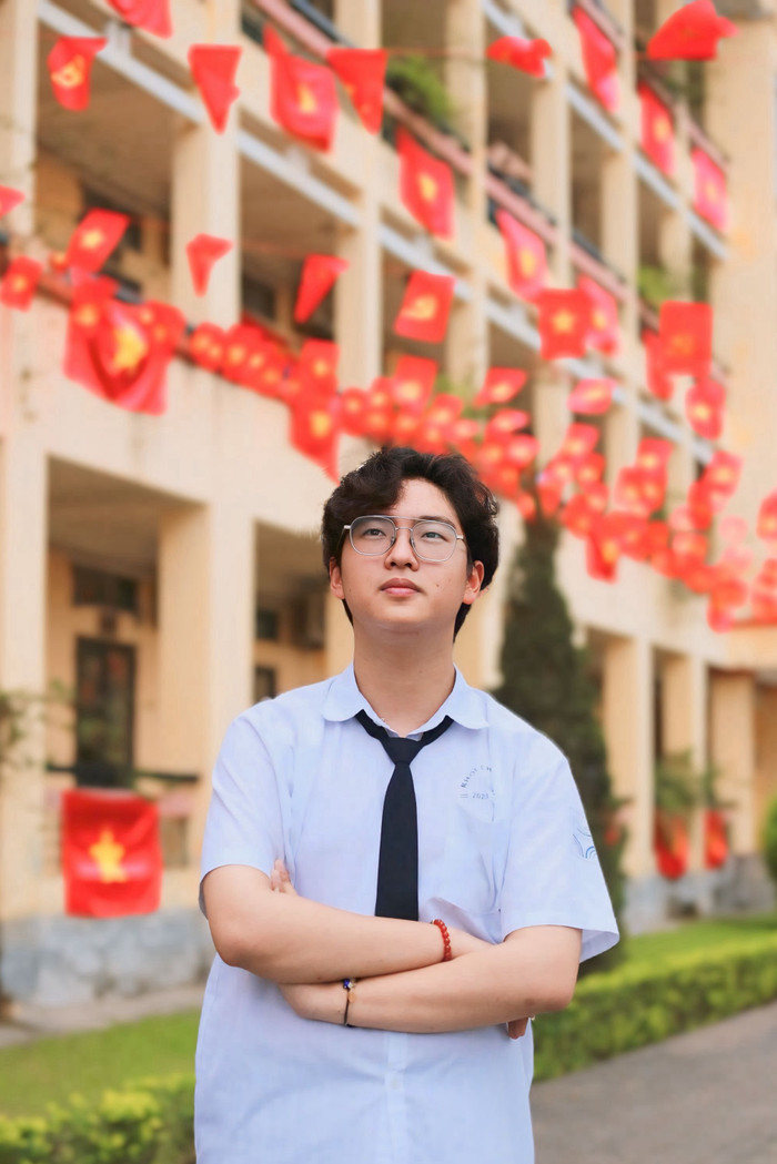 Chủ nhiệm CLB chụp với công trình thanh niên chào mừng 30_4.JPG