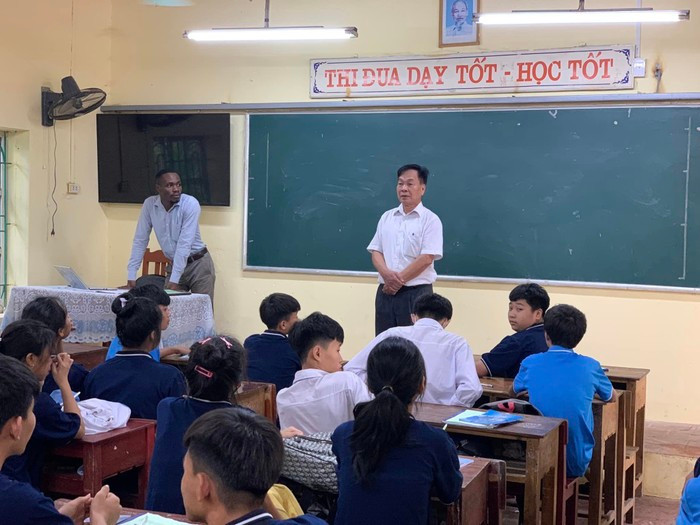 Thầy Đàm Khắc Sỹ - Hiệu trưởng Trường Trung học phổ thông Đặng Thai Mai. Ảnh: NVCC. 384566992-645358700917170-3922852366826691094-n-4427.jpg