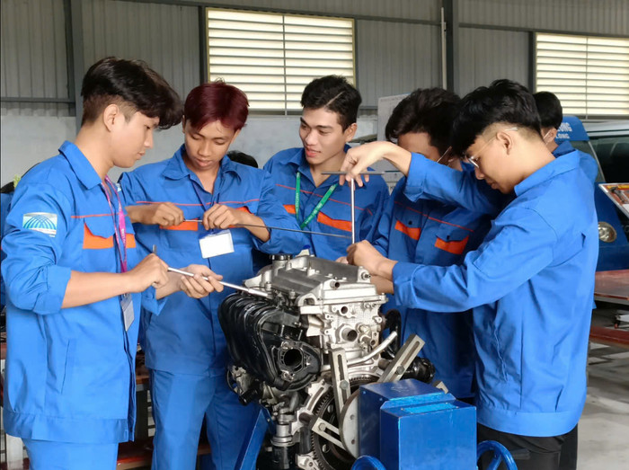 Sinh viên ngành kỹ thuật của Trường Đại học Cửu Long trong giờ thực hành. Ảnh: NVCC. z6398473324666_5fd41e0ec4fc494cd2c4656c03fe3bde.jpg