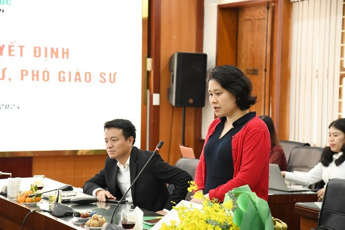 Giáo sư Đặng Hoàng Minh, đại diện các nhà giáo phát biểu tại Lễ công bố và trao quyết định bổ nhiệm chức danh giáo sư, phó giáo sư tại Trường Đại học Giáo dục, Đại học Quốc gia Hà Nội. Ảnh: Website nhà trường. gs-dang-hoang-minh-57-9940.jpg