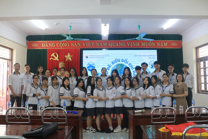Cô Hà Diệu Hương - giáo viên bộ môn Địa lí (bên phải) cùng học sinh Trường Trung học phổ thông Chuyên Lê Hồng Phong (Nam Định). Ảnh: NVCC. 472002342_1271874490535630_3825662760331143382_n.jpg