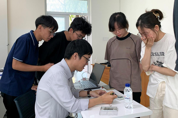 Các thành viên Câu lạc bộ STEM - Nghiên cứu khoa học Khoa Vật lý (Trường Đại học Sư phạm - Đại học Đà Nẵng) được tập huấn sử dụng mạch in điện tử. Ảnh: NVCC. 17-11 RA MAT.jpg