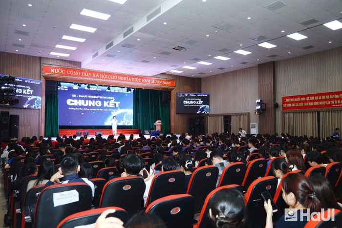 Toàn cảnh Chung kết SE HaUI Hackathon 2025. Ảnh: NTCC. 495432066_122213034818163406_1071184174087013787_n.jpg