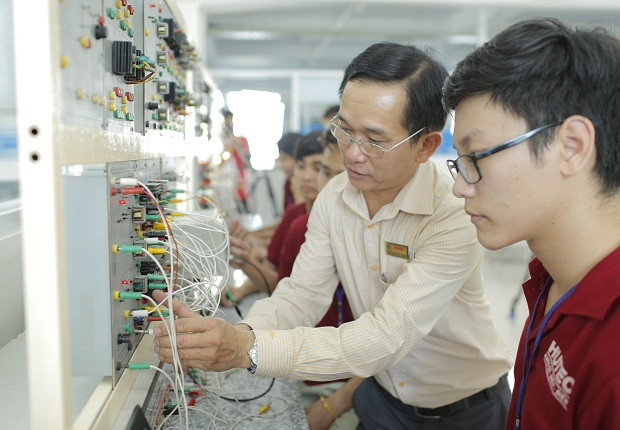 Sinh viên ngành Kỹ thuật điện tử - viễn thông tại trường Đại học Công nghệ thành phố Hồ Chí Minh trong giờ học thực hành. Ảnh: Website nhà trường. 837534-nganh-ky-thuat-dien-tu-vien-thong-hutech-12.jpg