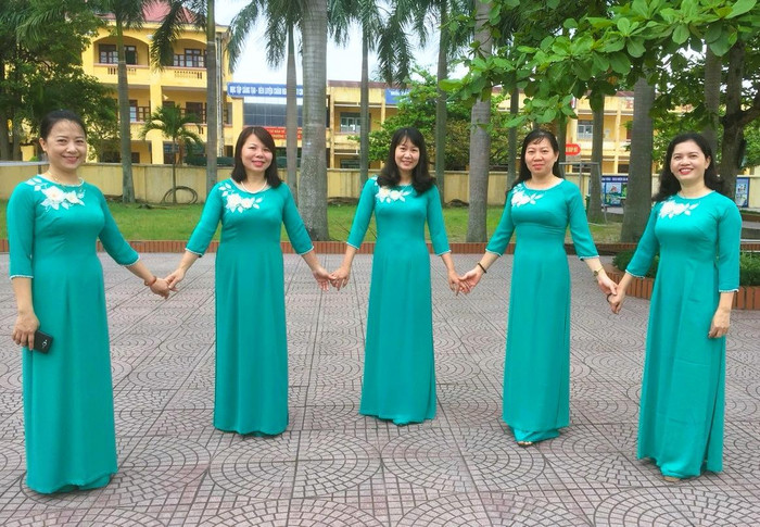 Cô giáo Thu Hằng (đứng thứ 2 từ bên phải sang) dù đã trải qua không ít trắc trở trong sự nghiệp "trồng người" nhưng luôn nhiệt huyết và yêu nghề (Ảnh: NVCC) Cô giáo Thu Hằng (đứng thứ 2 từ bên phải sang) dù đã trải qua không ít trắc trở trong sự nghiệp "trồng người" nhưng luôn nhiệt huyết và yêu nghề (Ảnh: NVCC)