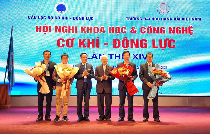 Hội nghị tôn vinh 2 nhà giáo được Chủ tịch nước phong tặng Nhà giáo ưu tú và 4 nhà khoa học được công nhận đạt chuẩn Giáo sư, Phó Giáo sư và được các Trường bổ nhiệm trong năm 2020 và 2021 (Ảnh: PL)