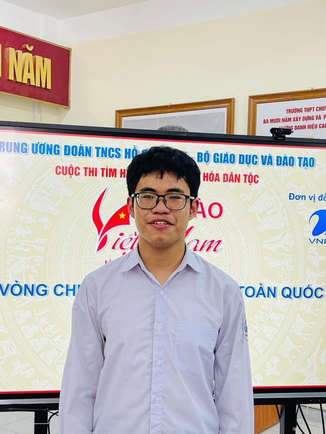 Đình Tùng được bạn bè và thầy cô đánh giá là học sinh đa tài khi vừa giỏi môn chuyên Toán vừa năng nổ tham gia và giành nhiều thành tích cao trong các cuộc thi viết, tìm hiểu lịch sử dân tộc (Ảnh: CTV) Đình Tùng được bạn bè và thầy cô đánh giá là học sinh đa tài khi vừa giỏi môn chuyên Toán vừa năng nổ tham gia và giành nhiều thành tích cao trong các cuộc thi viết, tìm hiểu lịch sử dân tộc (Ảnh: CTV)
