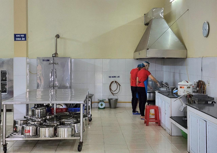Trường Mầm non Kỳ Sơn đảm bảo thực hiện nghiêm quy trình "Bếp ăn một chiều" (Ảnh: Phạm Linh)