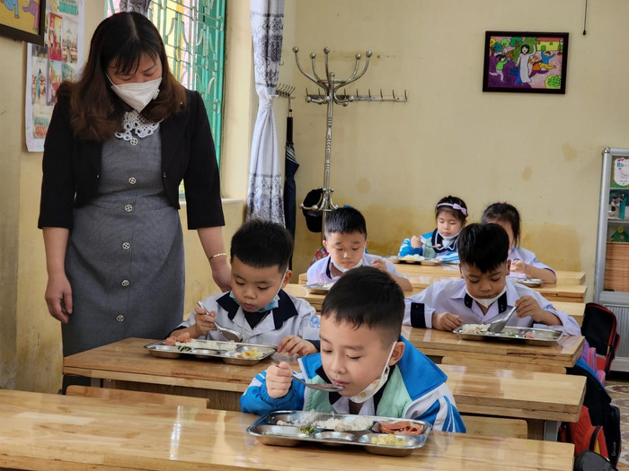 Cô Nguyễn Thị Niên – Hiệu trưởng Trường Tiểu học Đông Sơn cho biết: "Giáo viên và phụ huynh nhà trường luôn có sự kết hợp chặt chẽ, sát sao trong việc theo dõi sức khoẻ học sinh" (Ảnh: Phạm Linh)