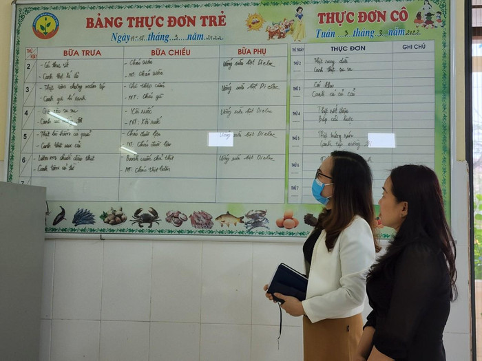 Mặc dù có mức thu ăn bán trú thấp nhưng nhà trường luôn cố gắng cân đối đảm bảo bữa ăn đa dạng, đầy đủ dinh dưỡng giúp trẻ có sức khoẻ và đề kháng tốt (Ảnh: Phạm Linh)