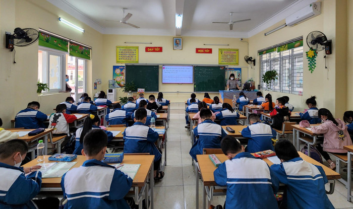 Học sinh mỗi lớp được phân chia vị trí ngồi ăn tương tự như vị trí ngồi học trên lớp. Nhóm học sinh tiếp xúc với nhau sẽ được khoanh vùng cụ thể (Ảnh: Phạm Linh)