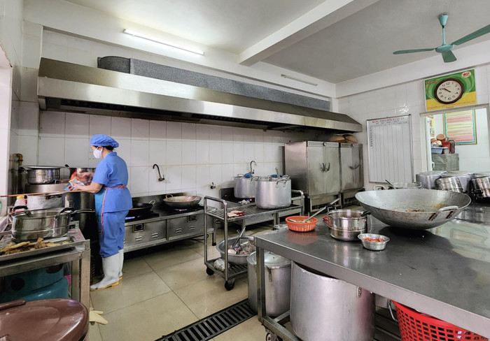 Khu vực nhà bếp Trường Tiểu học Trần Văn Ơn đảm bảo quy trình 1 chiều (Ảnh: Phạm Linh)