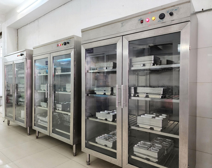 Nhà trường trang bị thiết bị sấy toàn bộ đồ dùng ăn bán trú trước và sau giờ ăn (Ảnh: Phạm Linh)