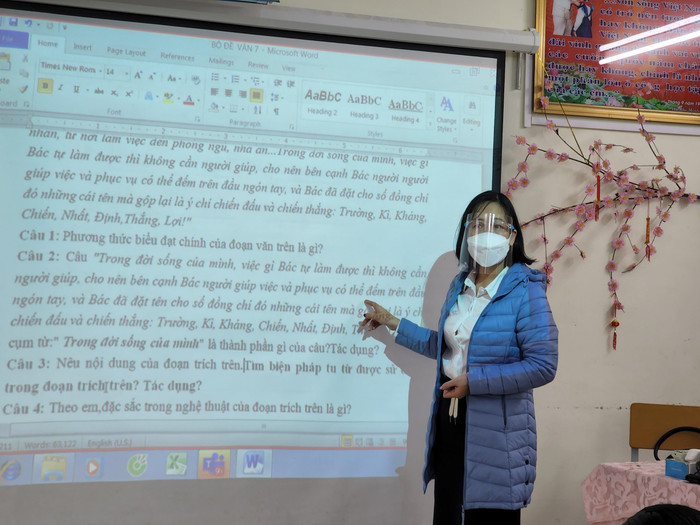 Theo cô giáo chủ nhiệm Vũ Thị Quỳnh, Minh Tuấn dù hơi nhút nhát nhưng luôn sẵn sàng giúp đỡ bạn học (Ảnh: Phạm Linh) Theo cô giáo chủ nhiệm Vũ Thị Quỳnh, Minh Tuấn dù hơi nhút nhát nhưng luôn sẵn sàng giúp đỡ bạn học (Ảnh: Phạm Linh)