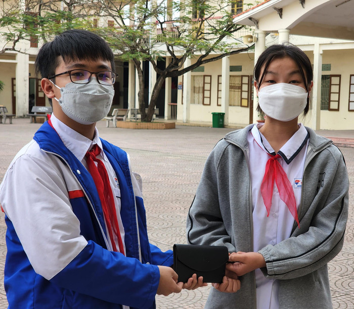 Phạm Minh Tuấn trao lại tải sản cho bạn học (Ảnh: Phạm Linh) Phạm Minh Tuấn trao lại tải sản cho bạn học (Ảnh: Phạm Linh)