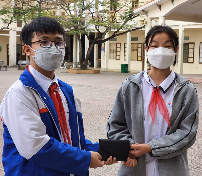 Phạm Minh Tuấn trao lại tải sản cho bạn học (Ảnh: Phạm Linh)