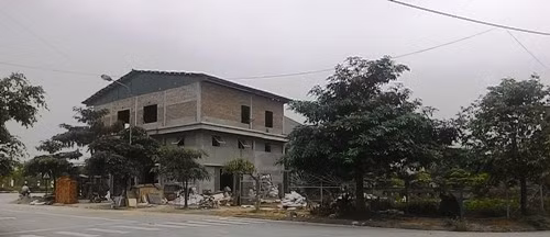 Một công trình xây dựng trên nên đất trồng cây xanh, nằm chỏng chơ giữa ngã tư nhưng vẫn được cho phép.