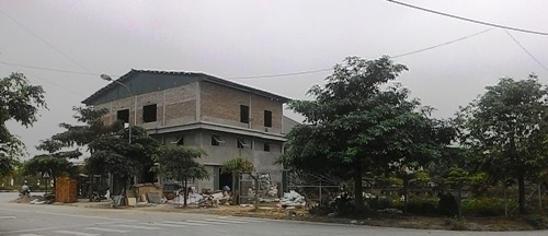 Quy định tại khu đất nay chỉ được phép xây dựng 1 tầng. Tuy nhiên, Chủ thuê đất đã xây dựng đến 2 tầng, vi phạm chỉ giới xây dựng nhưng vẫn ung dung tồn tại. Ảnh Phan Thiên