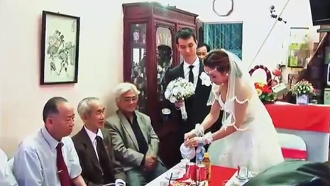 Cô thực hiện các nghi lễ cưới.