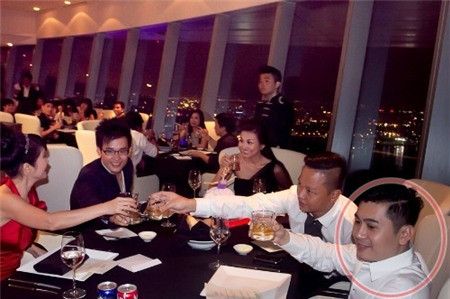 Đây không phải là lần đầu tiên chàng trai này xuất hiện, trước đó trong bữa tiệc sinh nhật mừng tuổi 30 của nàng Kiều Thị, doanh nhân trẻ cũng có mặt Đây không phải là lần đầu tiên chàng trai này xuất hiện, trước đó trong bữa tiệc sinh nhật mừng tuổi 30 của nàng Kiều Thị, doanh nhân trẻ cũng có mặt