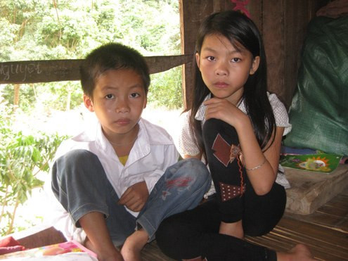 Chị em Nguyệt trong căn lán dựng gần trường. Ảnh: Hoàng Phương. Chị em Nguyệt trong căn lán dựng gần trường. Ảnh: Hoàng Phương.