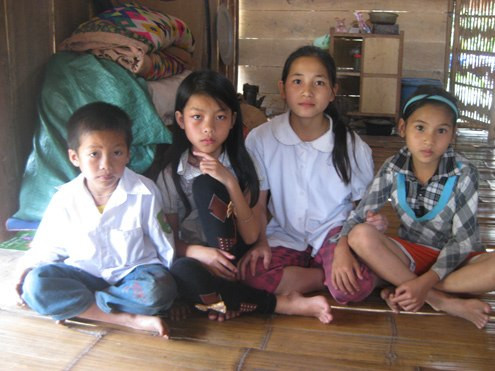 Nguyệt và Đòa (ở giữa) là hai tấm gương vượt khó tiêu biểu của nhà trường. Ảnh: Hoàng Phương. Nguyệt và Đòa (ở giữa) là hai tấm gương vượt khó tiêu biểu của nhà trường. Ảnh: Hoàng Phương.